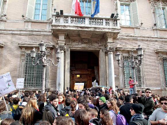 gli studenti assaltano il senato